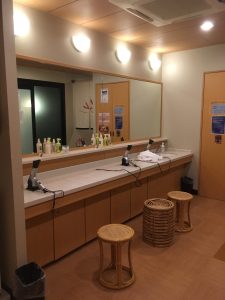 アパホテル大阪肥後橋駅前の大浴場の洗面台